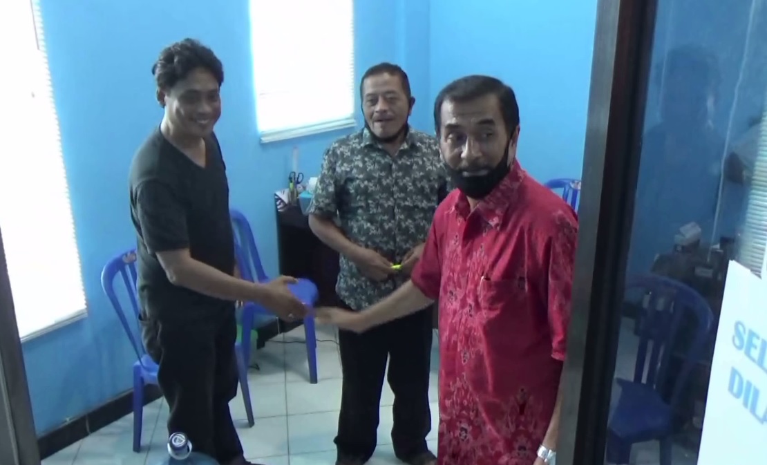 Yudi Sumbogo, wakil Bupati Pacitan (kanan) mendatangi kantor DPC Demokrat untuk menyerahkan kartu tanda anggota. (metrotv)