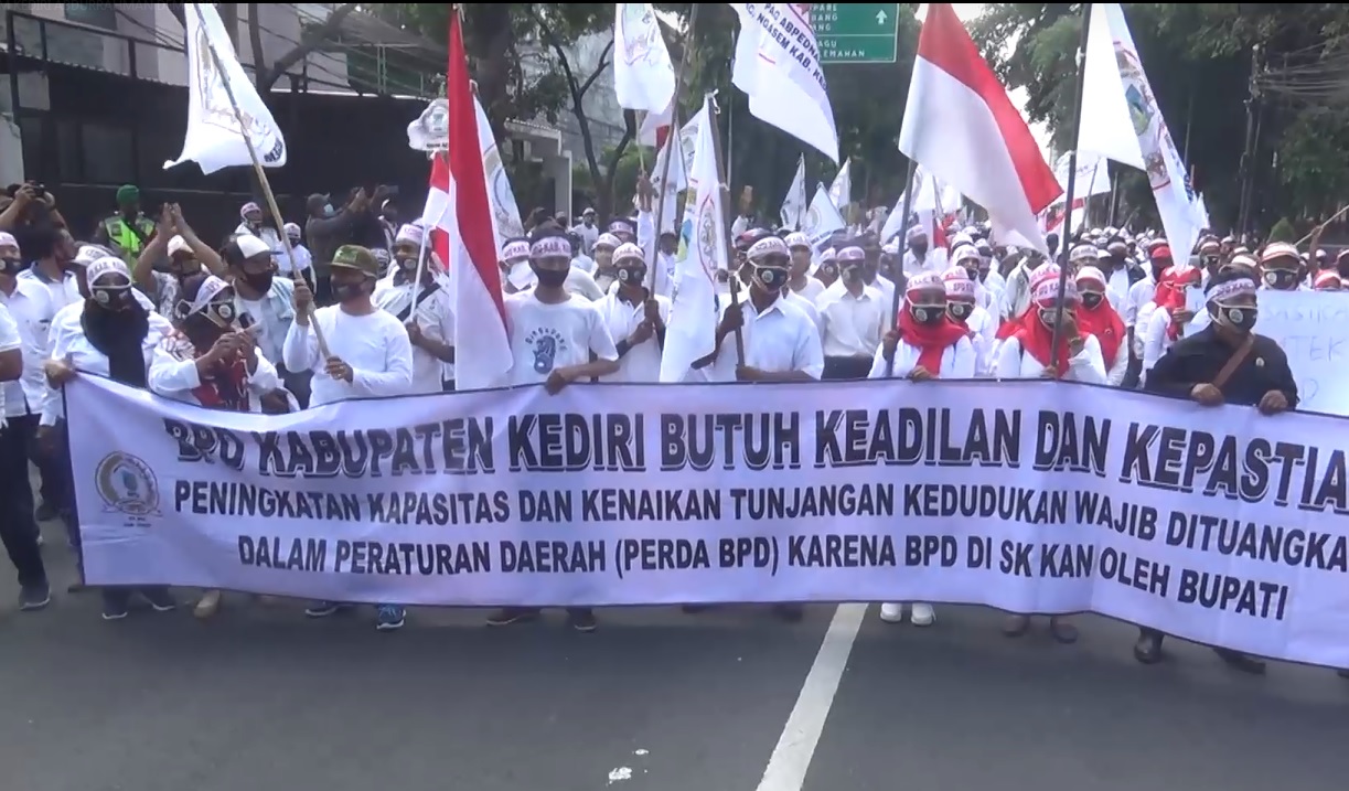 Ratusan anggota Badan Permusyawaratan Desa (BPD)  Kabupaten Kediri, Jawa Timur menggelar aksi demo. (metrotv)