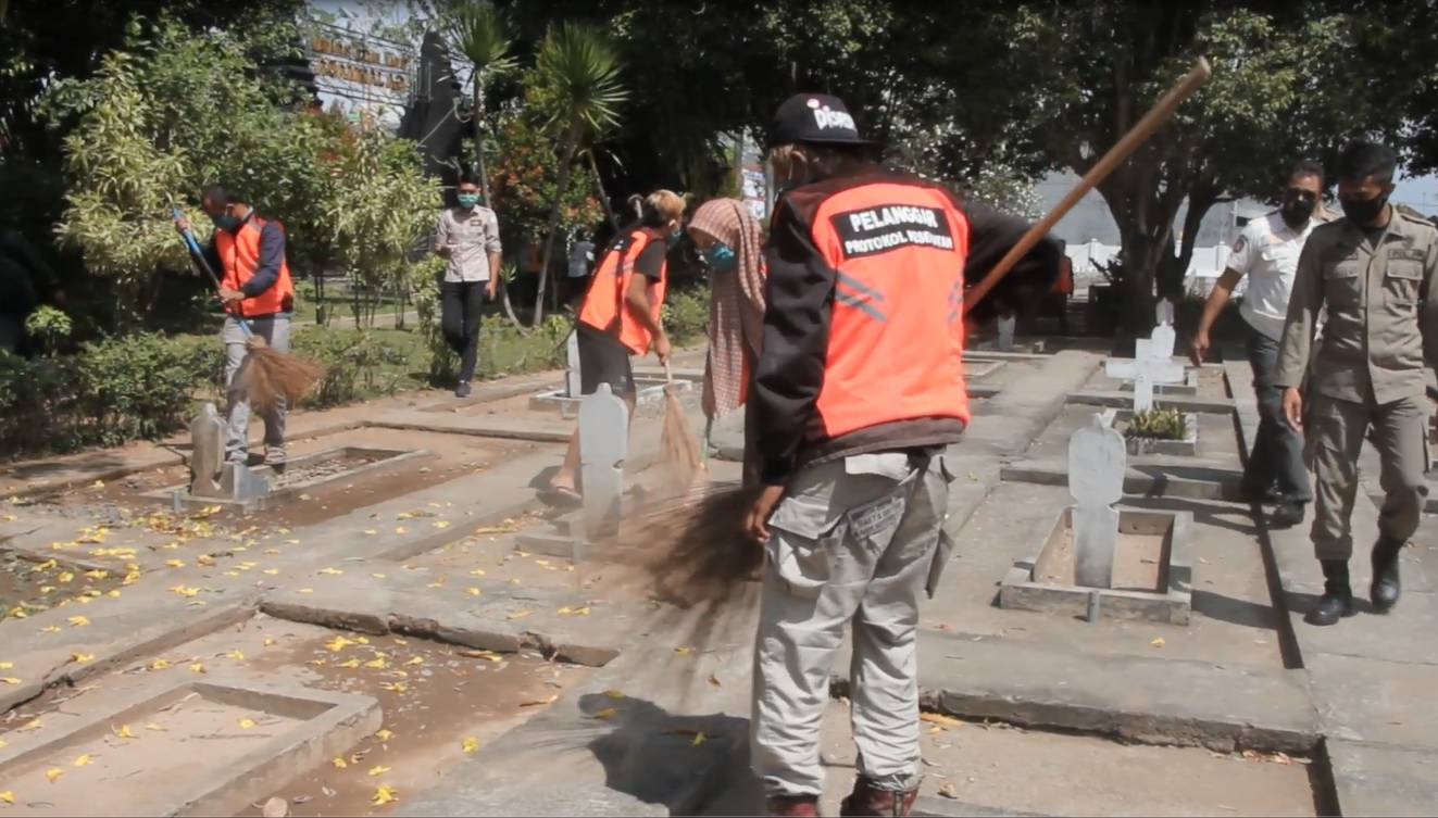 Enam orang termasuk satu guru dihukum membersihkan makam pahlawan lantaran tak memakai masker. (metrotv)