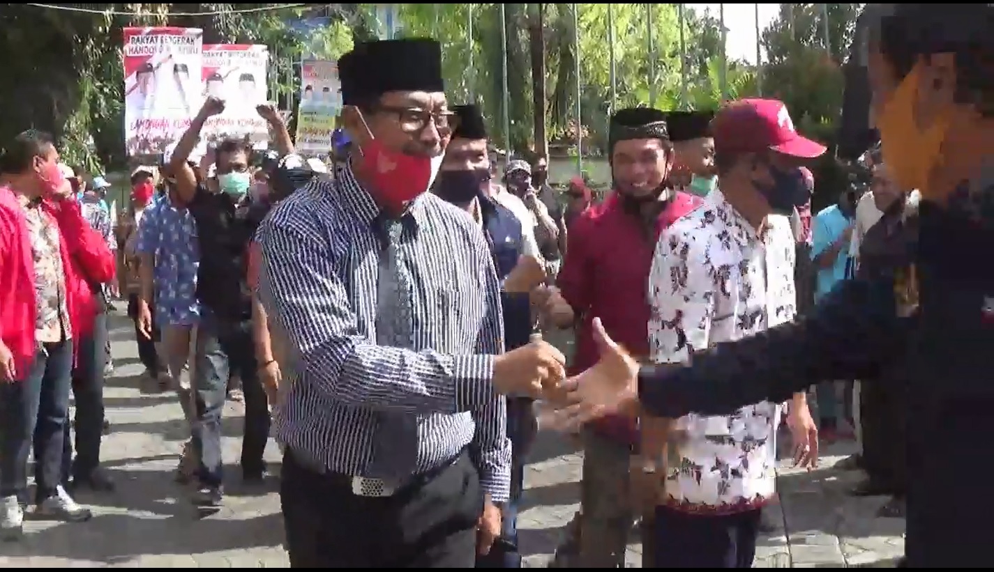 Calon bupati Lamongan Suhandoyo-Su'udin disambut pendukungnya saat mendaftarkan diri KPU (Foto / Metro TV)