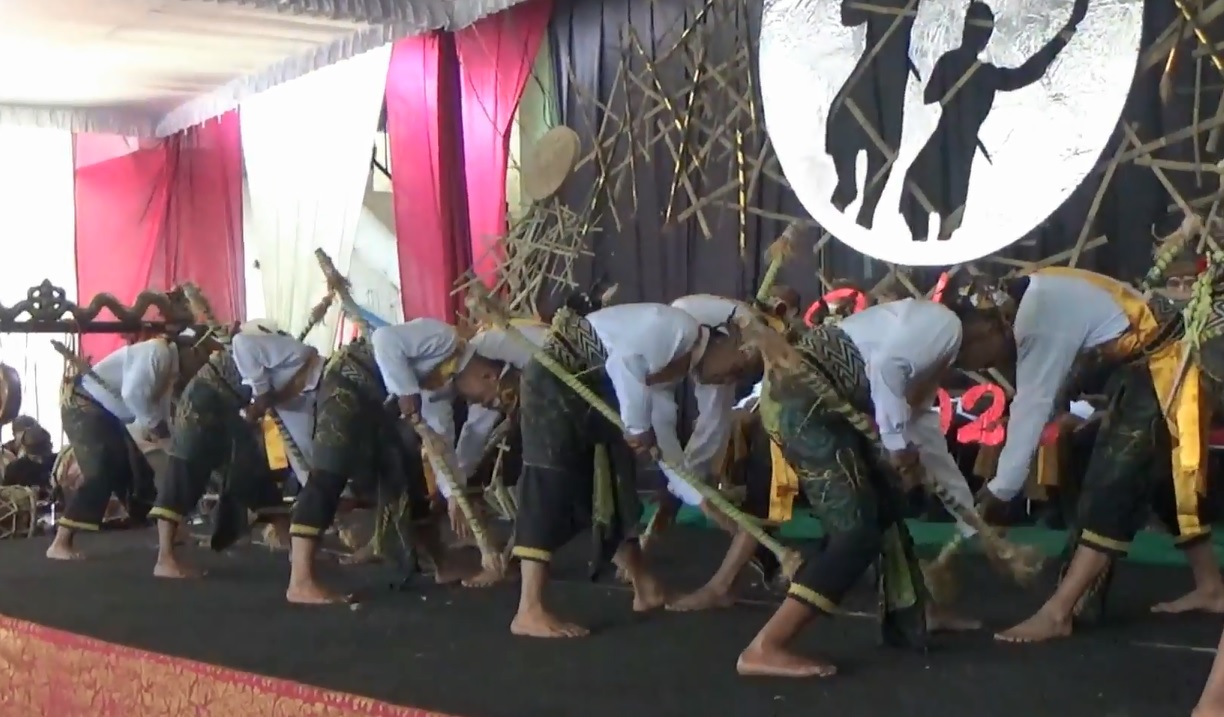 Salah satu tarian yang dilakukan saat upacara Karo oleh warga suku Tengger (Foto / Metro TV)