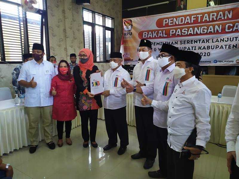 Paslon bupati dan wakil bupati Malang, Sanusi - Didik Gatot Subroto saat mendaftarkan diri di kantor KPUD Malang (Foto / Metro TV)