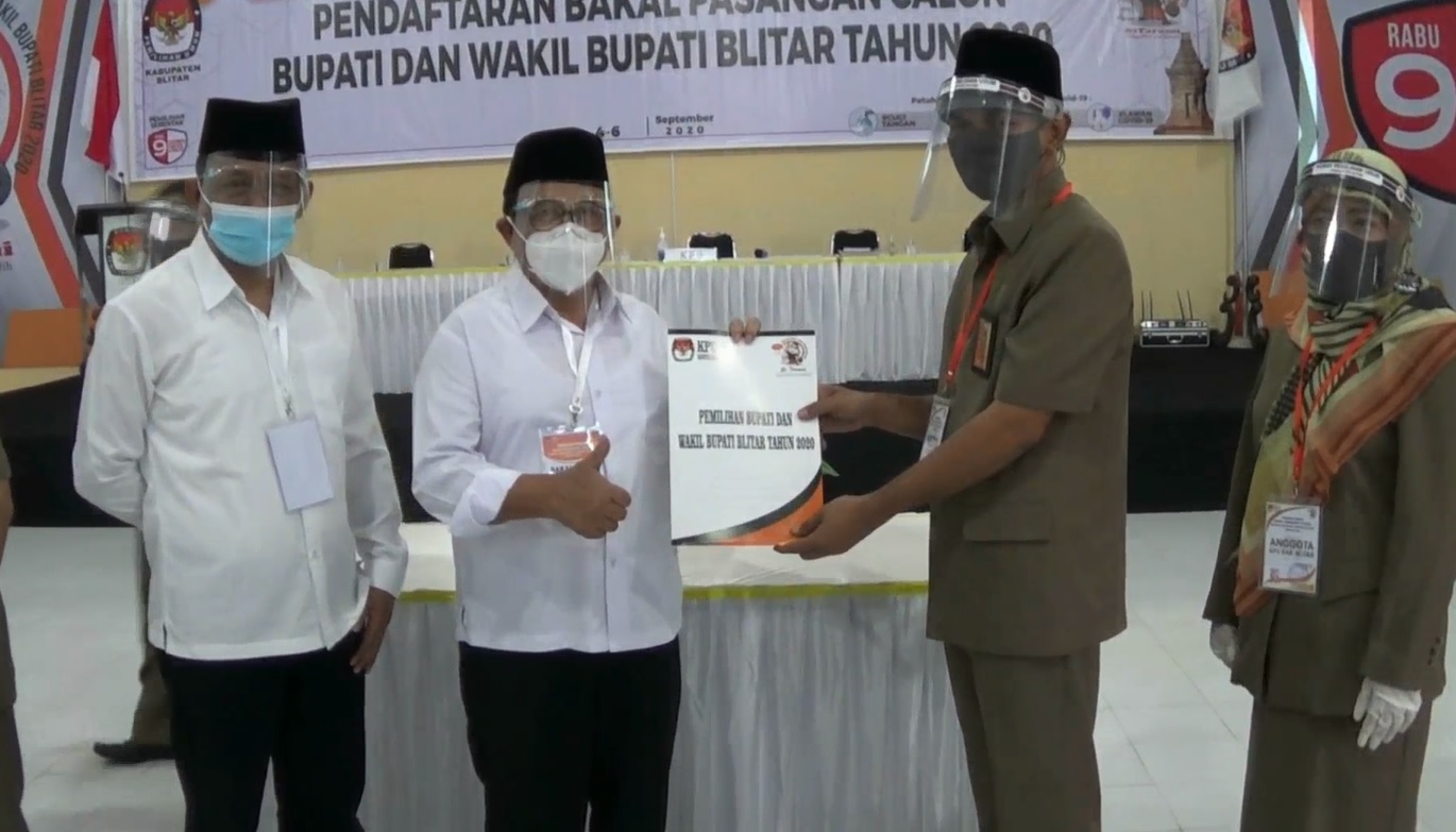 Pasangan petahana Rijanto - Marhenis resmi mendaftarkan diri ke kantor KPUD Blitar sebagai calon walikota dan wakil walikota (Foto . 