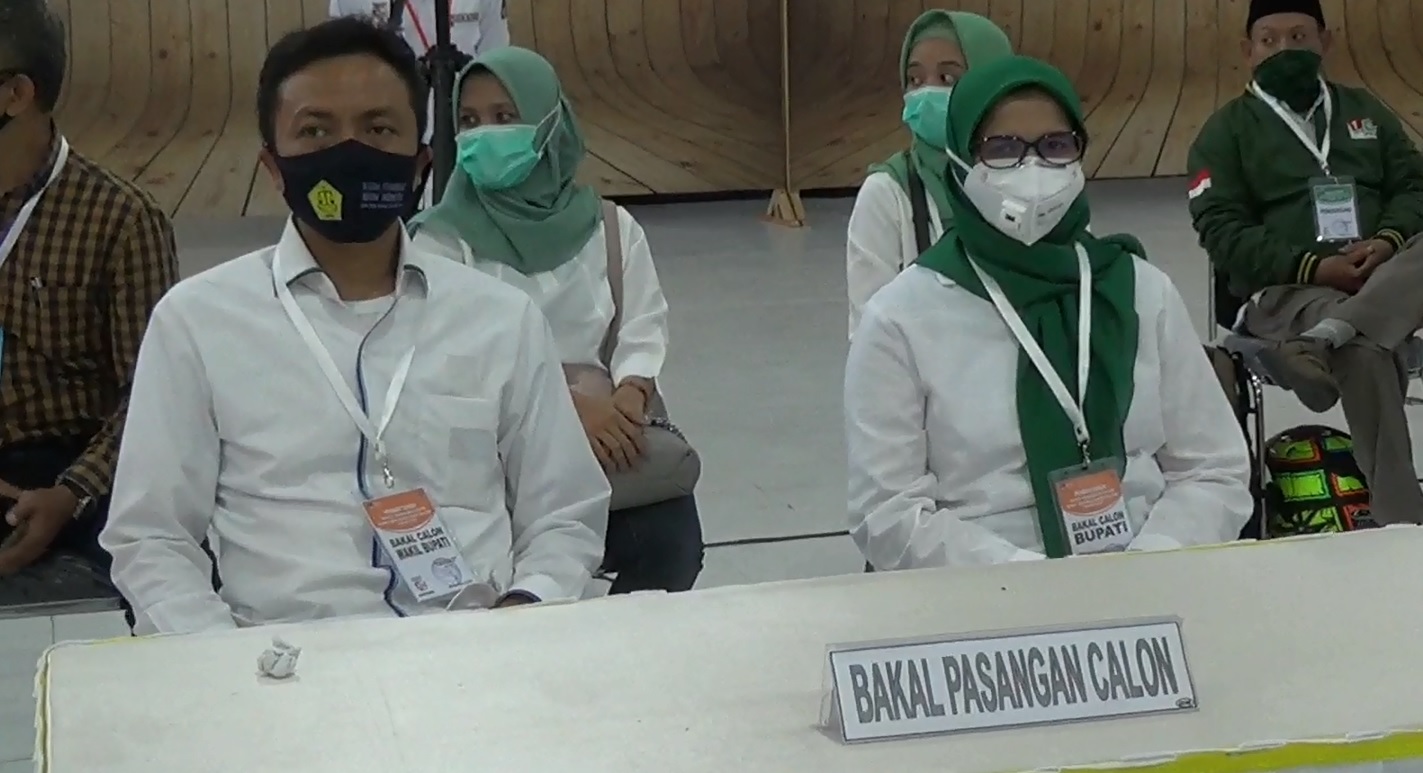 Pasangan Rini Syarifah- Rahmad Santoso saat menunggu proses verifikasi data dari KPUD Blitar. Keduanya lolos verifikasi sebagi calon bupati dan wakil bupati (Foto / Metro TV)