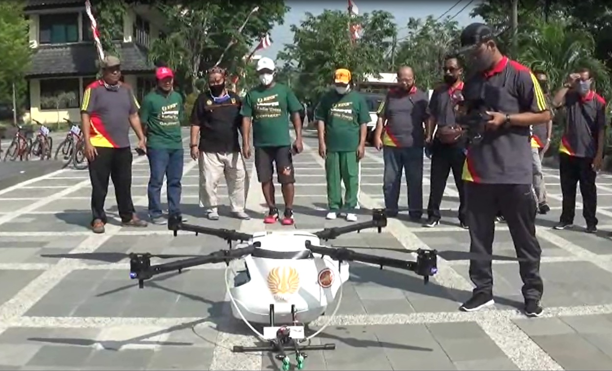 Rektor Unesa Prof dr Nurhasan menyaksikan ujicoba drone kece.(metrotv)    