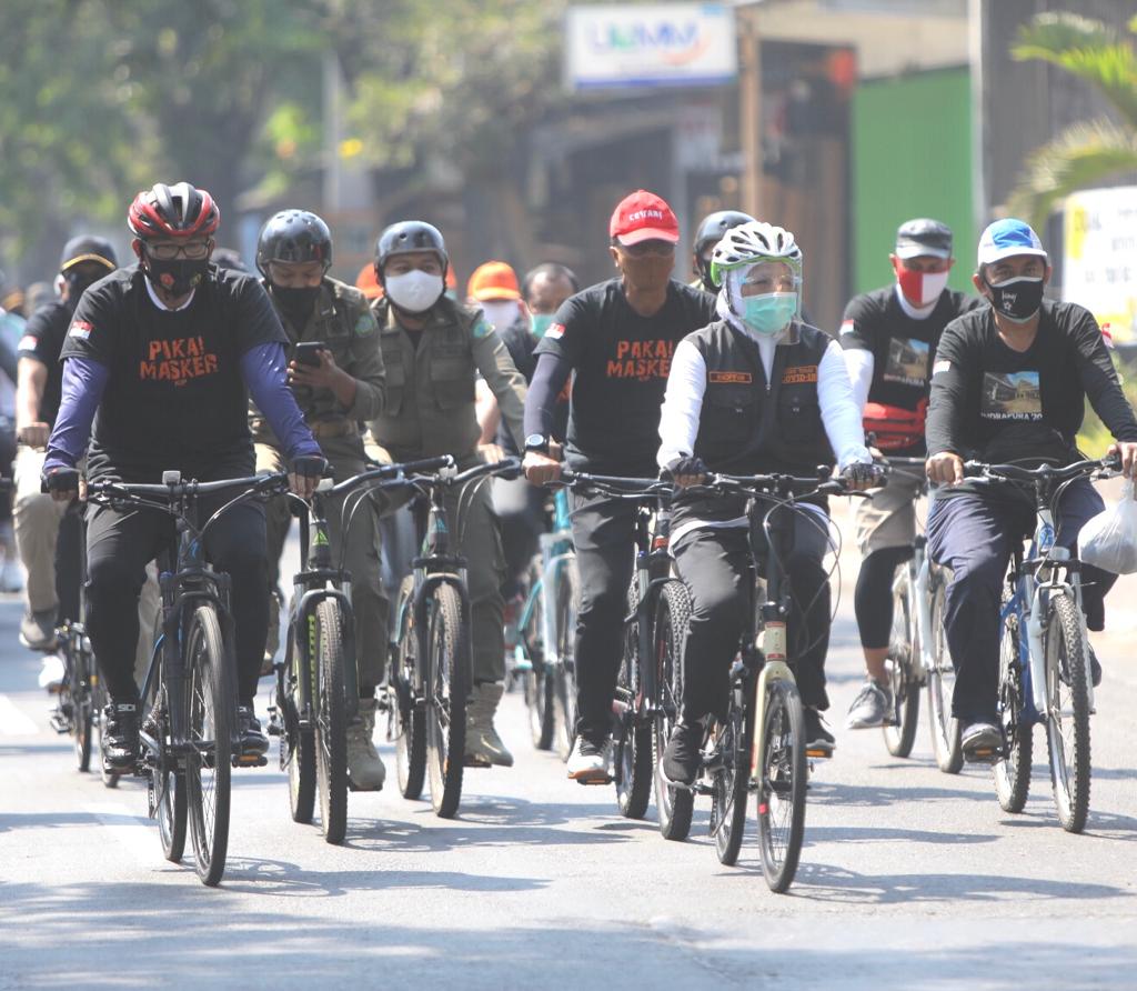 Gubernur Khofifah Ngowes Bareng Penyintas Covid-19