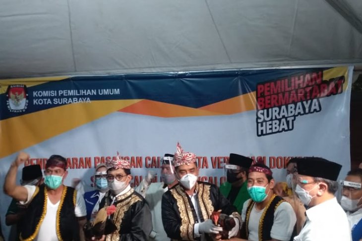 Berpakaian Sawunggaling, Machfud Arifin-Mujiaman Mendaftar ke KPU Surabaya