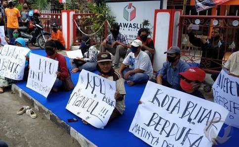 Puluhan warga yang tergabung dalam Forum Peduli Independen (FPI)  melakukan aksi demo  di Kantor Bawaslu Kota Blitar