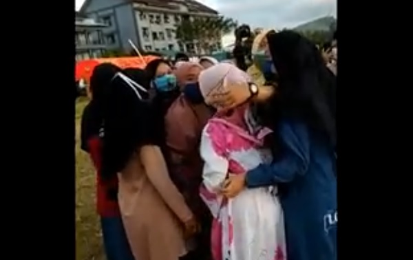 Para santriwati memeluk pengasuh Ponpes setelah dinyatakan sembuh dari covid-19