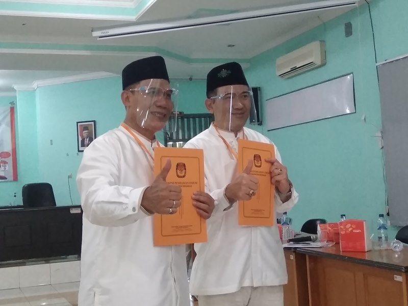  Bakal calon bupati dan wakil bupati Sidoarjo, Bambang Haryo Sukartono-Taufiqulbar saat  mendaftar ke KPU. (metrotv)