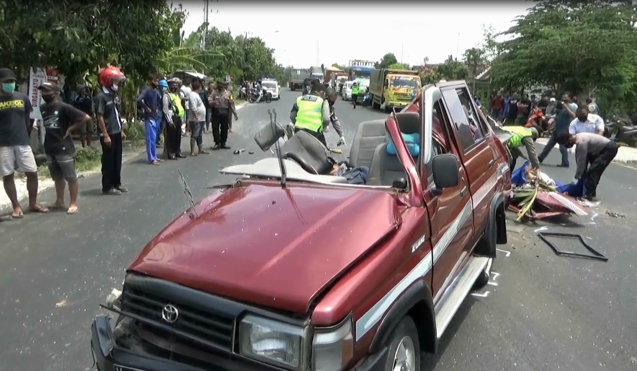 Kondisi mobil rusah parak setelah bertabrakan dengan truk bermuatan ikan. (metrotv)
