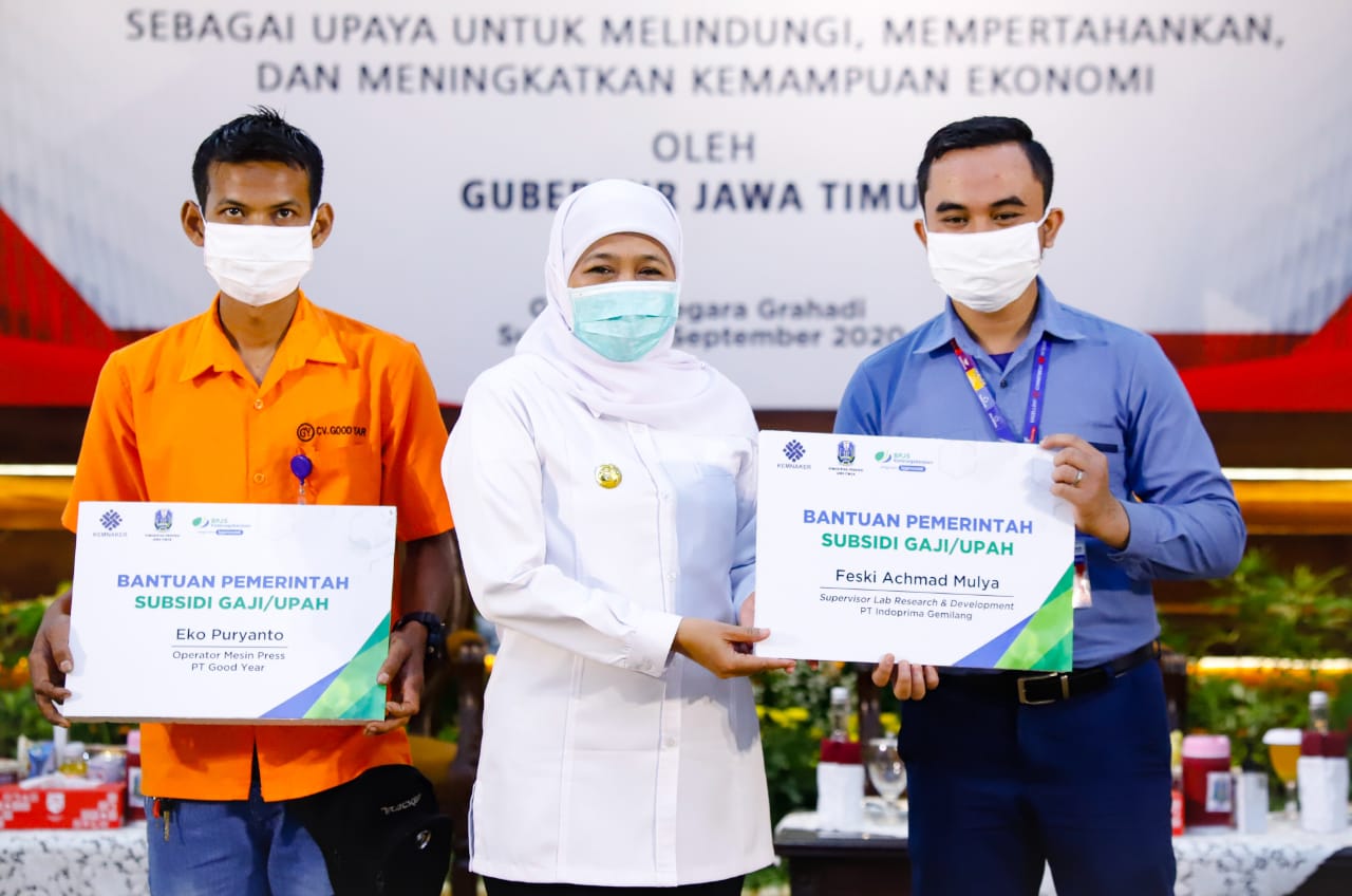 Gubenur Jatim, Khofifah Indar Parawansa saat menyerahkan secara simbolis BSU kepada sejumlah karyawan (Foto / Metro TV)