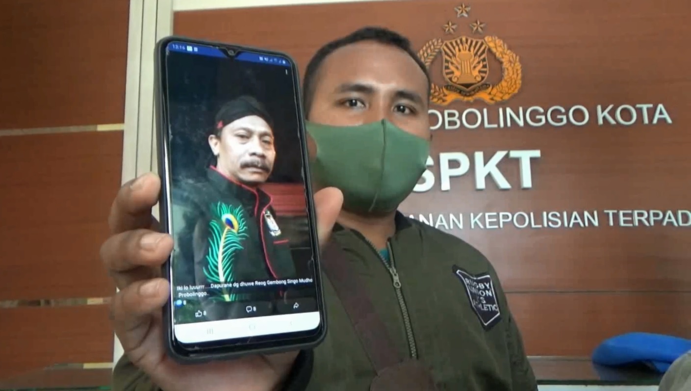 Sumantri menunjukkan foto diduga pelaku penipuan berkedok lowongan pekerjaan (Foto / Metro TV)