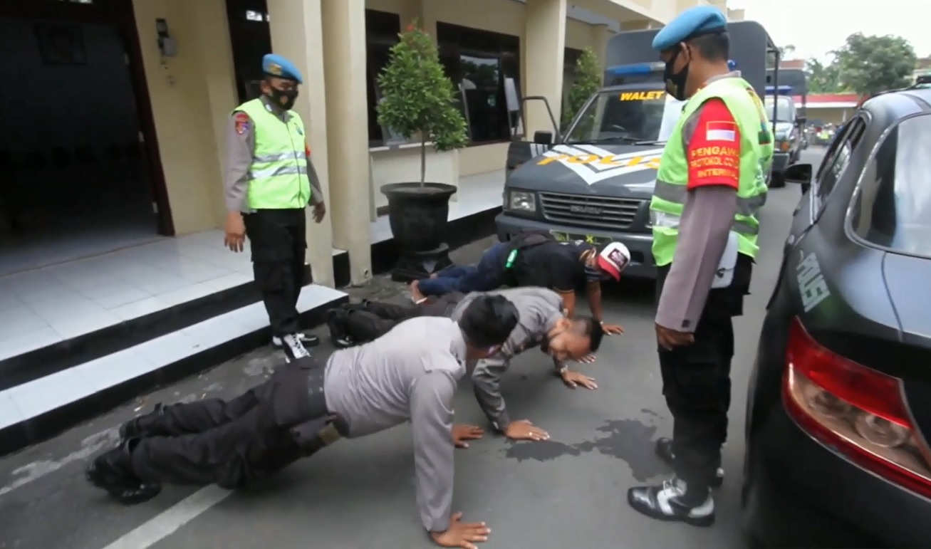 Anggota Polres Blitar dihukum push up lantaran kepergok tak kenakan masker (Foto / Metro TV)