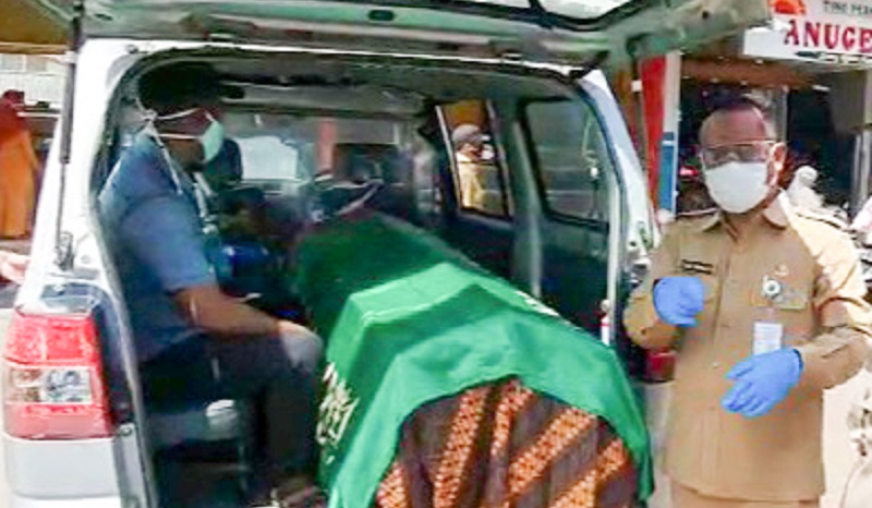 Peti mati dalam ambulans membuat warga yang melanggar protokol kesehatan kabur (Foto / Metro TV)