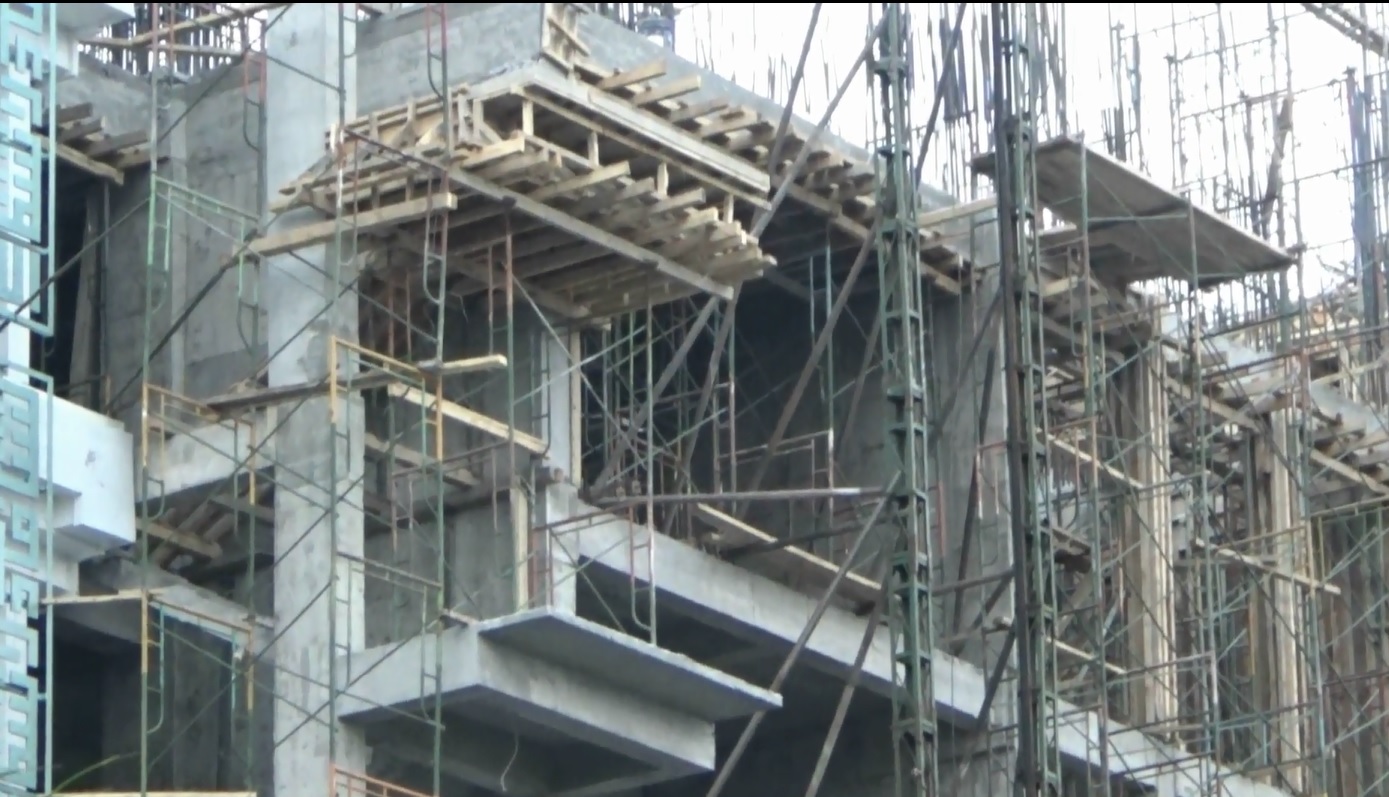 Lift Proyek RS Unisma  Anjlok!  4 Pekerja Tewas, 6 Luka, 1 Selamat Dramatis