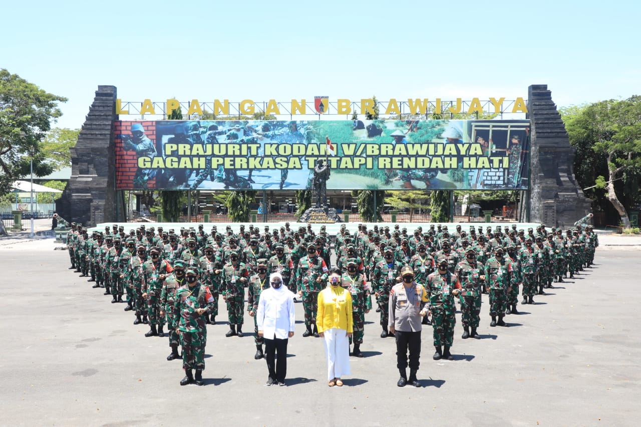 Gubernur Jatim, Khofifah Indar Perawansa usai memberi ceramah di Apel Dansat TNI di Balai Prajurit Kodam V Brawijaya, Rabu 9 September 2020 (Foto / Clicks.id)