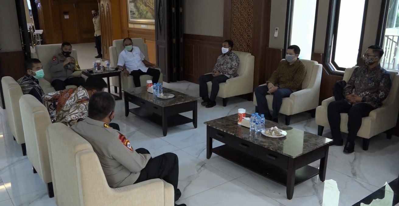 Kapolda Jatim Irjen Pol. Fadil Imran menerima keluhan dari Pertamina hulu migas terkasit pencurian minyak  (Foto / Metro TV)