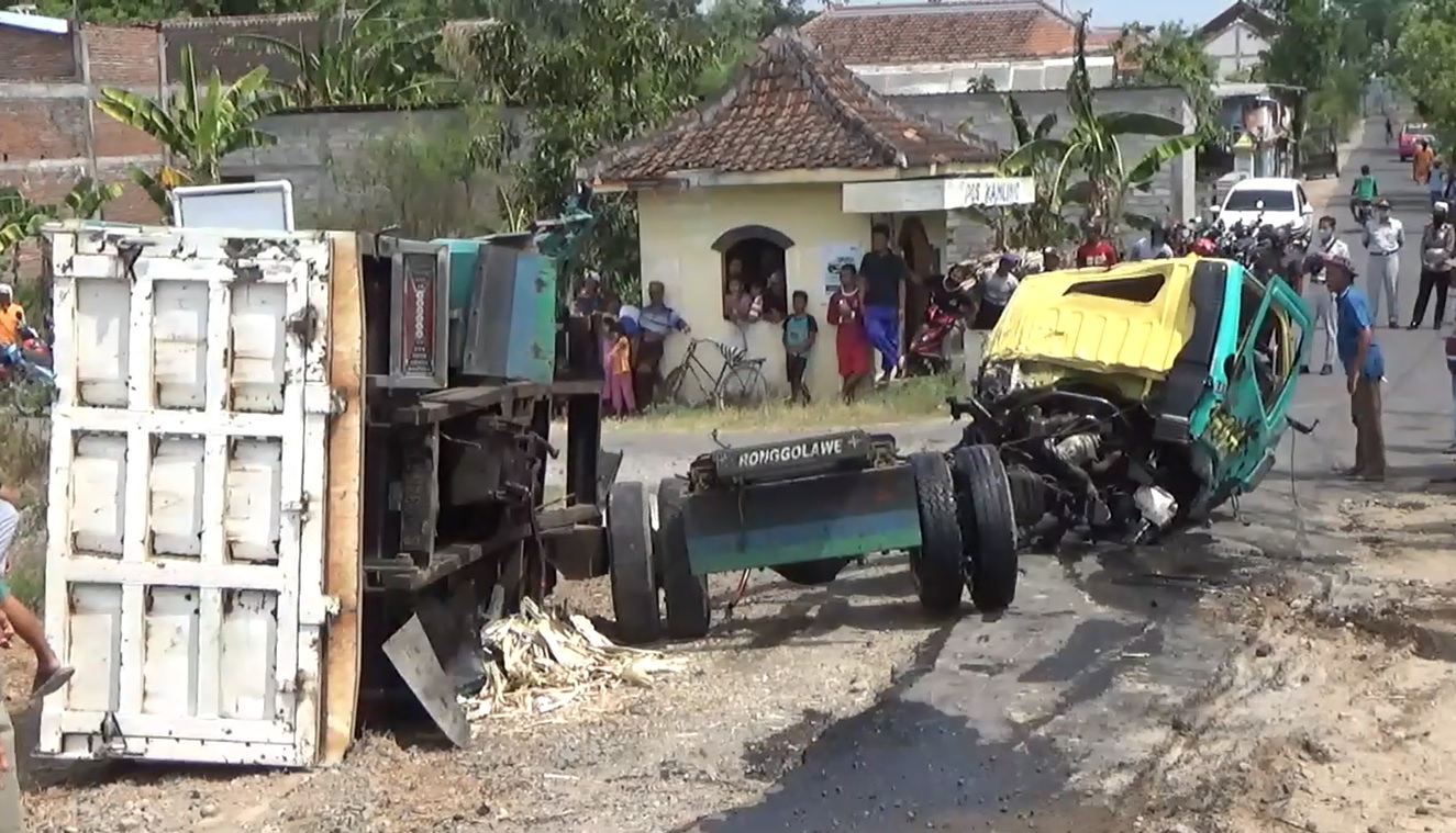 Truk Pasir Disambar Kereta Api, Sopir Tewas!