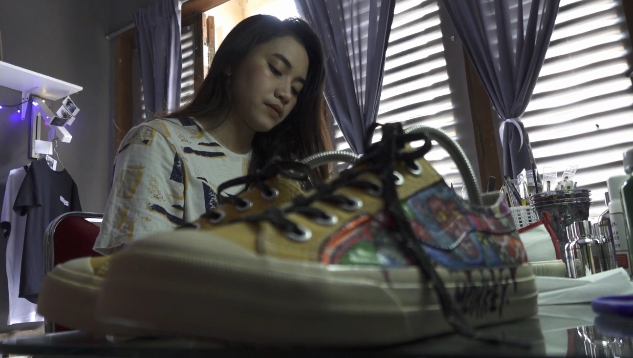 Helena Alfionitasari tengah menyelesaikan pesanan sepatu lukis di ruang kerjanya (Foto / Metro TV)