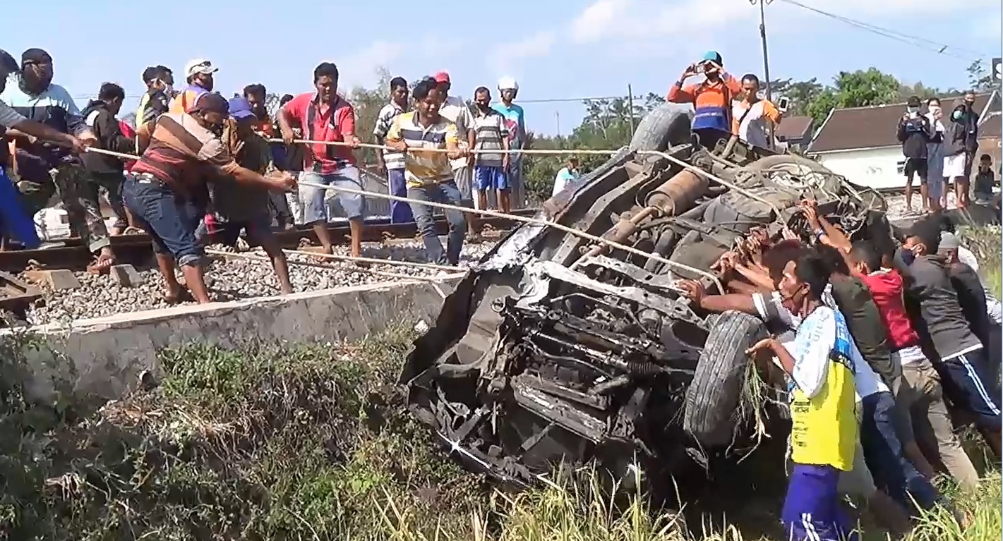 Keras Nyalakan Musik di Mobil,  3 Penumpang Tewas Terseret Kereta Api 