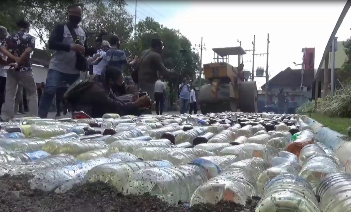 Ribuan botol miras dihancurkan dengan menggunakan alat berat. (metrotv)