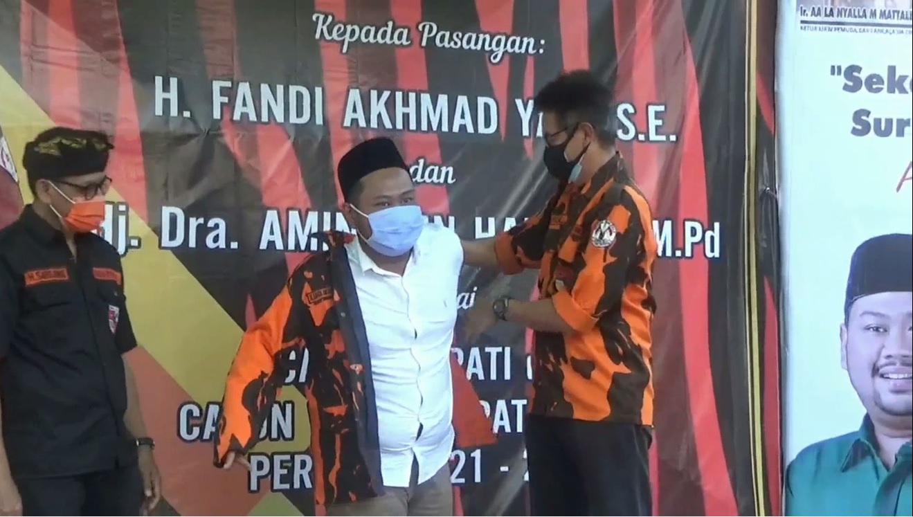  Calon Bupati Gresik, Fandi Akhmad Yani mendapat seragam kehormatan Pemuda Pancasila (metrotv)