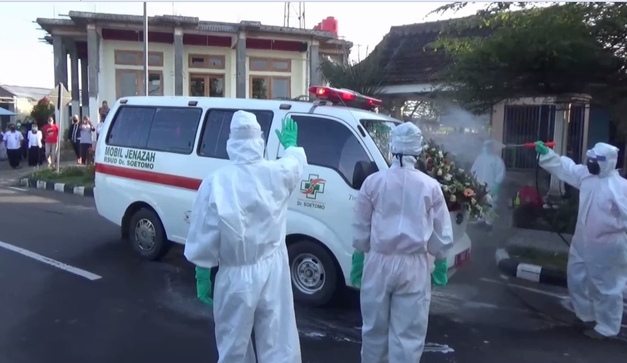 Jenazah korban covid-19 saat tiba di Magetan setelah dirawat di RS Dr. Soetomo Surabaya