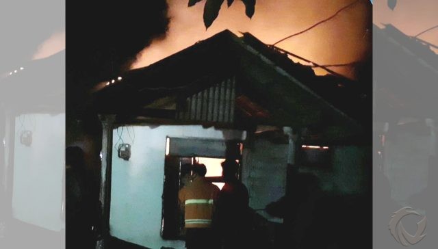 Kepulan asap api masih membara dari dalam rumah di Desa Wringin Anom, jalur Pantura Asembagus, Situbondo