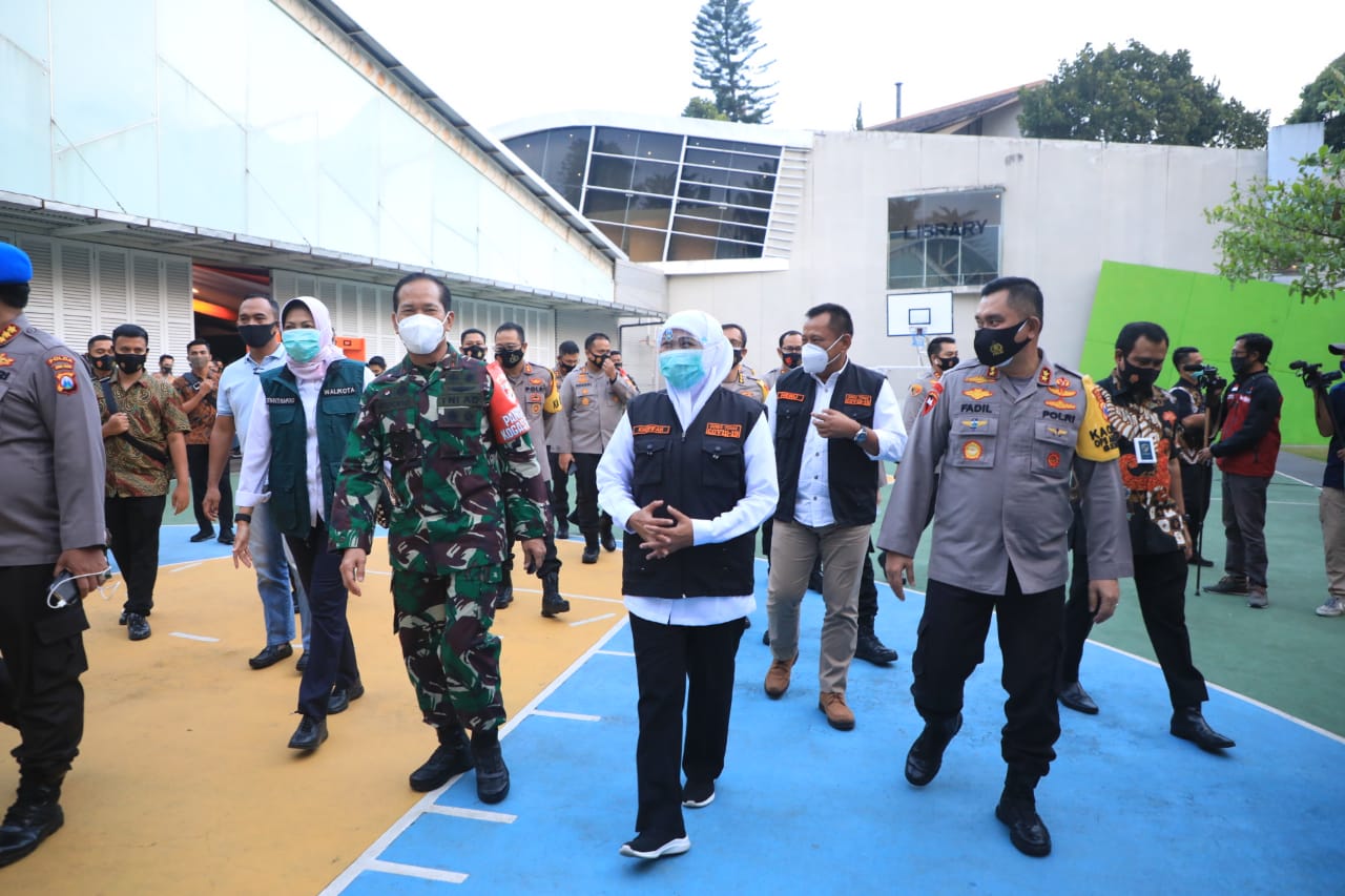 Gubernur Jawa Timur Khofifah Indar Parawansa disela  Rakor Percepatan Penanganan Covid -19 di Klub Bunga, Kota Batu