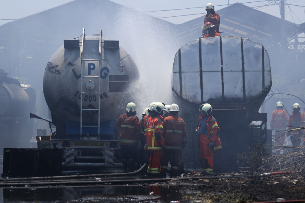 Disertai Ledakan, Lima Truk Tangki Gas di Surabaya Terbakar