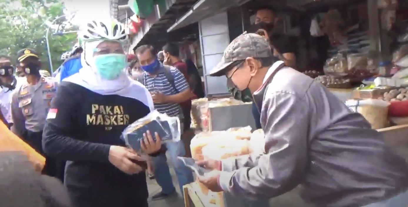 Gowes, Khofifah Bagikan Masker Kepada Masyarakat di Pasar Tradisional