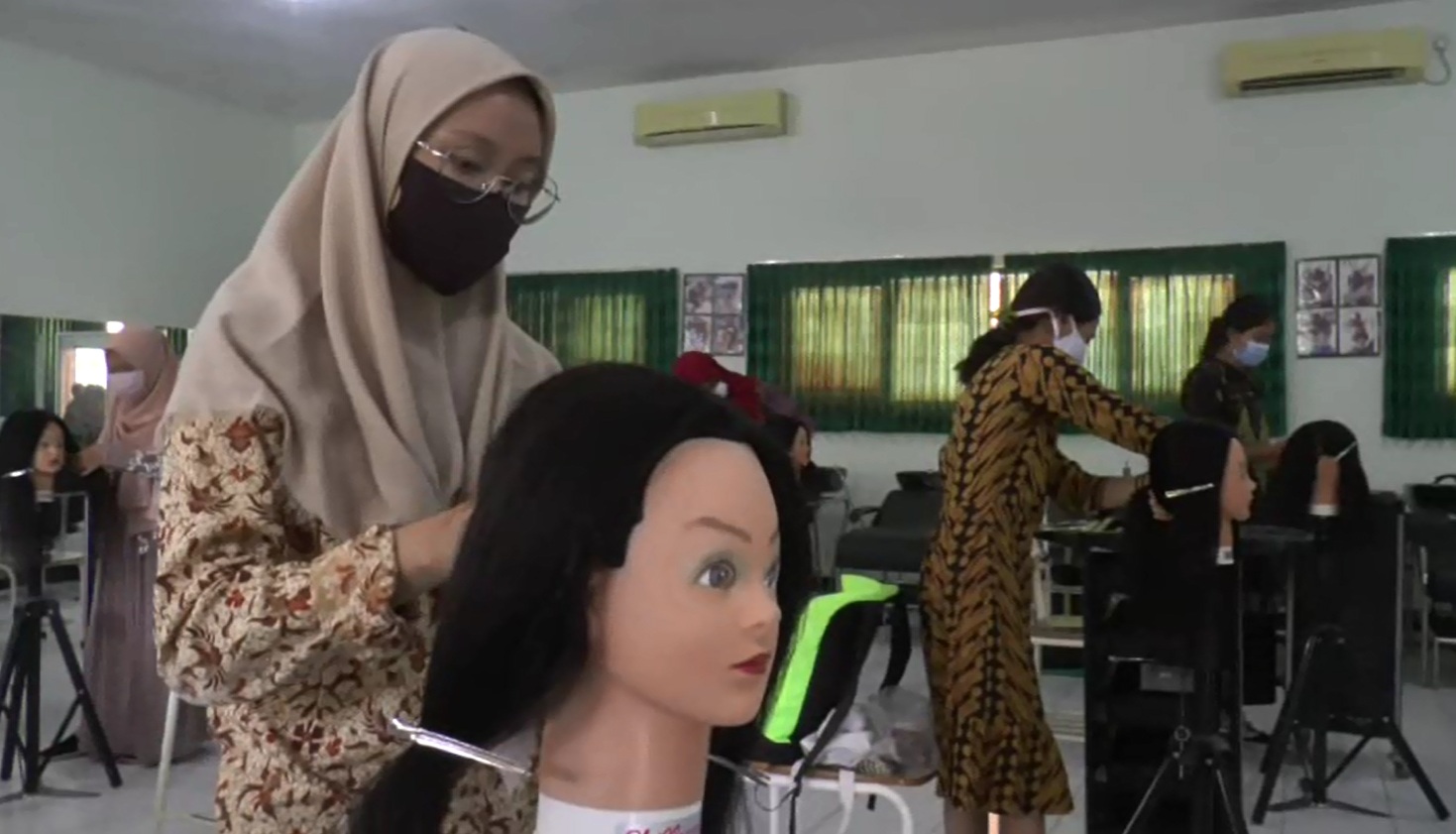 Proses belajar tatap muka SMKN 6 Surabaya berjalan dengan protokol kesehatan ketat (Foto / Metro TV)