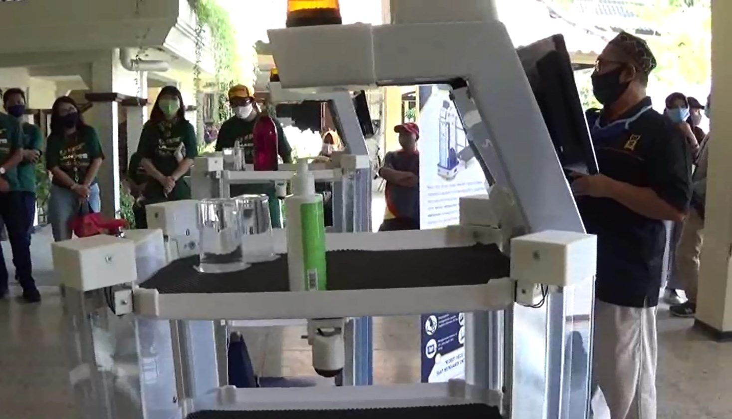 Robot KECE medis generasi kedua milik Unesa ini dilengkapi dengan fitur-fitur canggih untuk menunjang kinerja perawat dalam menangani pasien covid-19 (Foto / Metro TV)