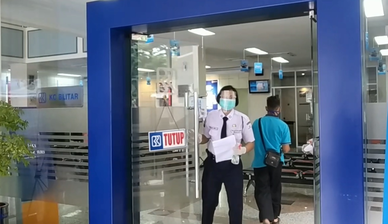 Aktifitas di kantor BRI Blitar dihentikan sementara setelah 23 karyawannya dinyatakan positif korona (Foto / Metro TV)