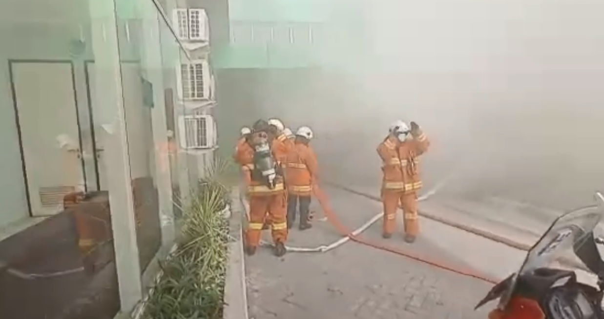 Petugas pemadam kebakaran berjibaku dengan api saat proses pemadaman di  basement gedung onkologi center RSUD dr Soetomo (Foto / Metro TV)