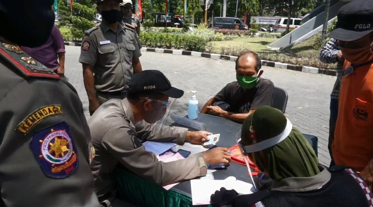 Terjaring Razia Masker, Pensiunan PNS Ngamuk : Kalau Ada Petugas Tak Pakai Masker Saya Tempeleng