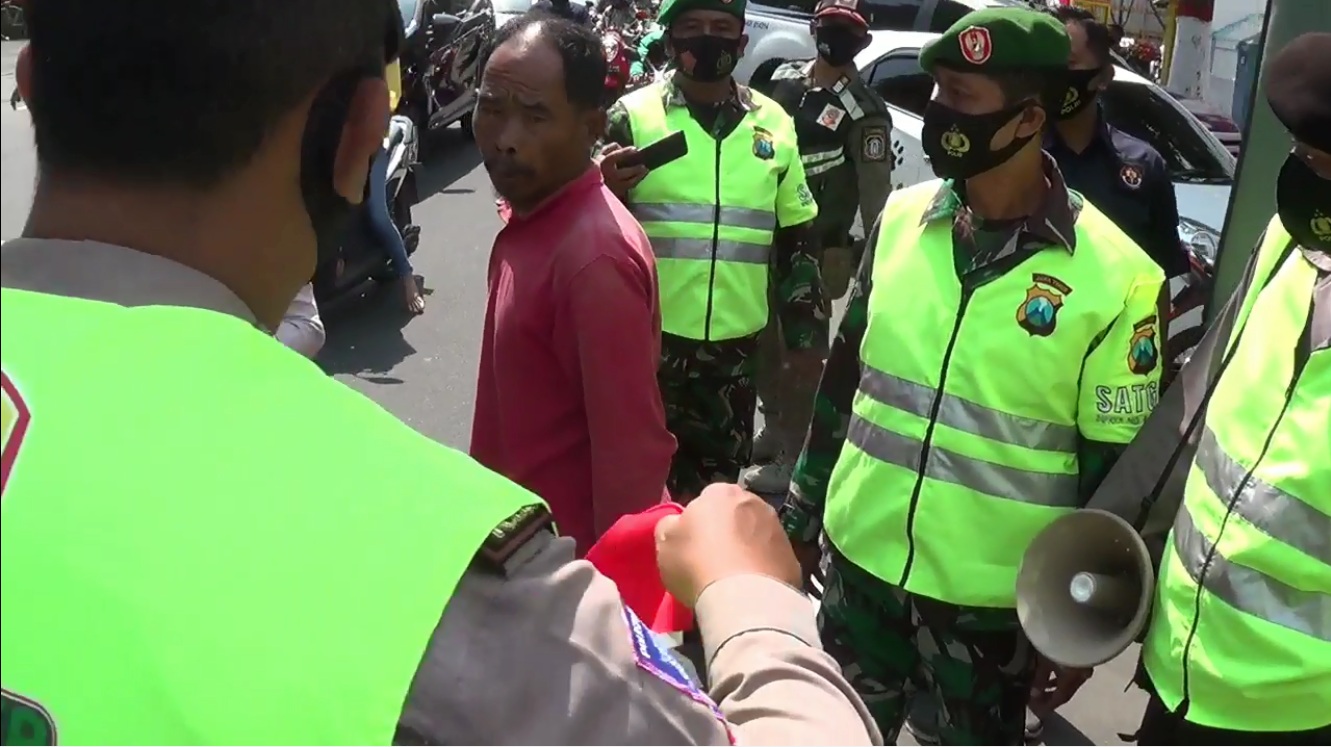 Tingkah Lucu Pelanggar Protokol Kesehatan; Mulai dari Kabur, Menangis, Hingga Pingsan