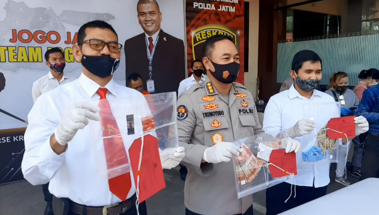 Kabidhumas Polda Jatim, Kombes Trunoyudho Wisnu Andiko menunjukkan barang bukti hasil prostitusi karaoke Madiun (Foto / Metro TV)