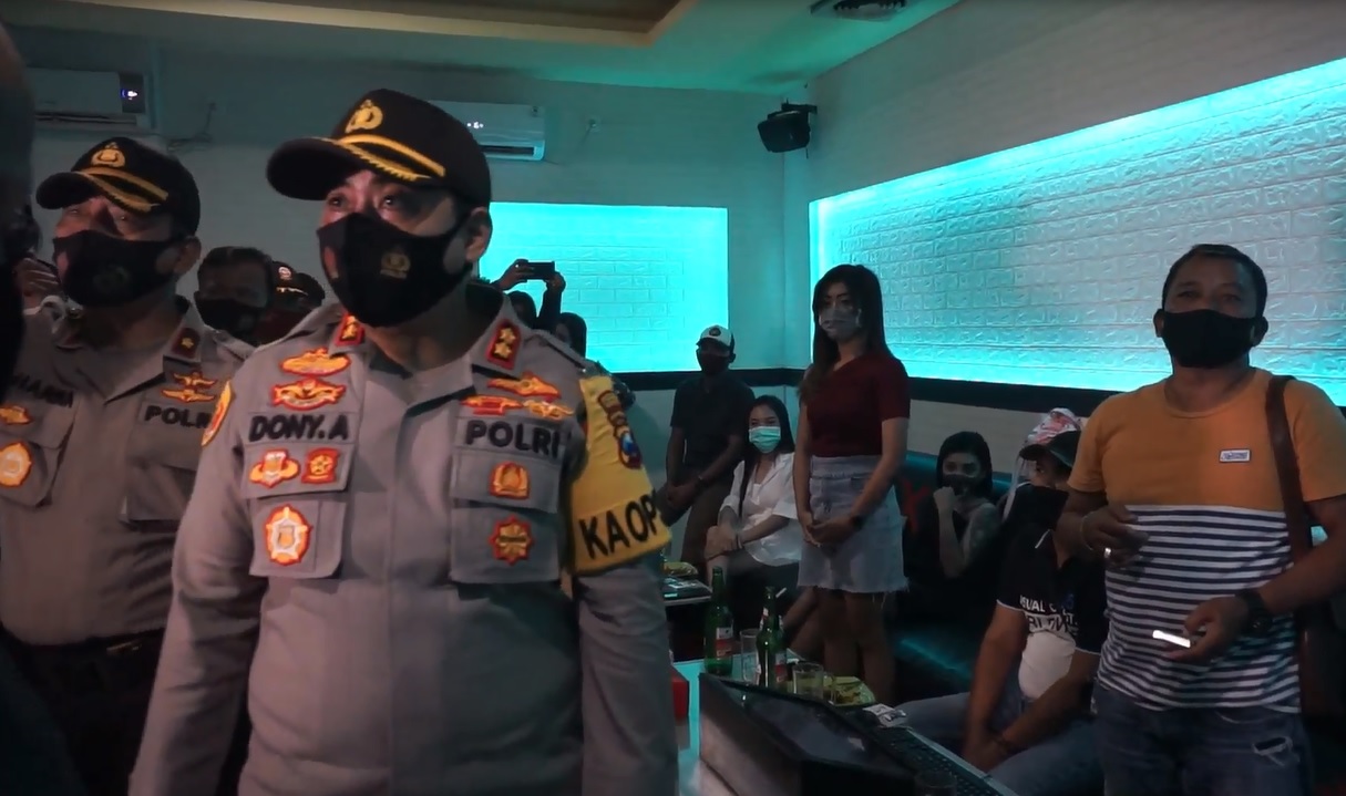 Razia sejumlah tempat karaoke dalam rangka penegakan disiplin protokol kesehatan covid-19 di Mojokerto. (metrotv)