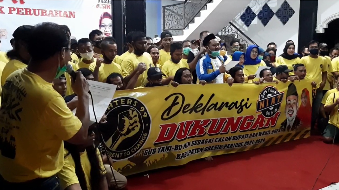 Proses deklarasi suporter Gresik United untuk mendukung Gus Yani sebagai calon bupati Gresik (Foto / Metro TV)