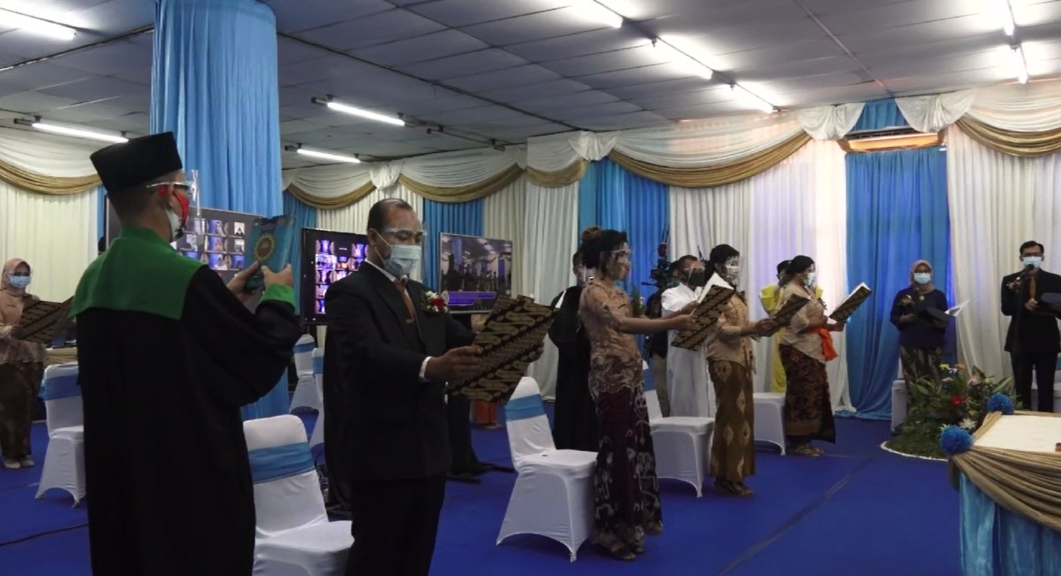 Sebanyak 114 perawat baru dilantik di Unair untuk terjun ke rumah sakit membantu penanganan pasien covid-19 di Jatim (Foto / Metro TV)