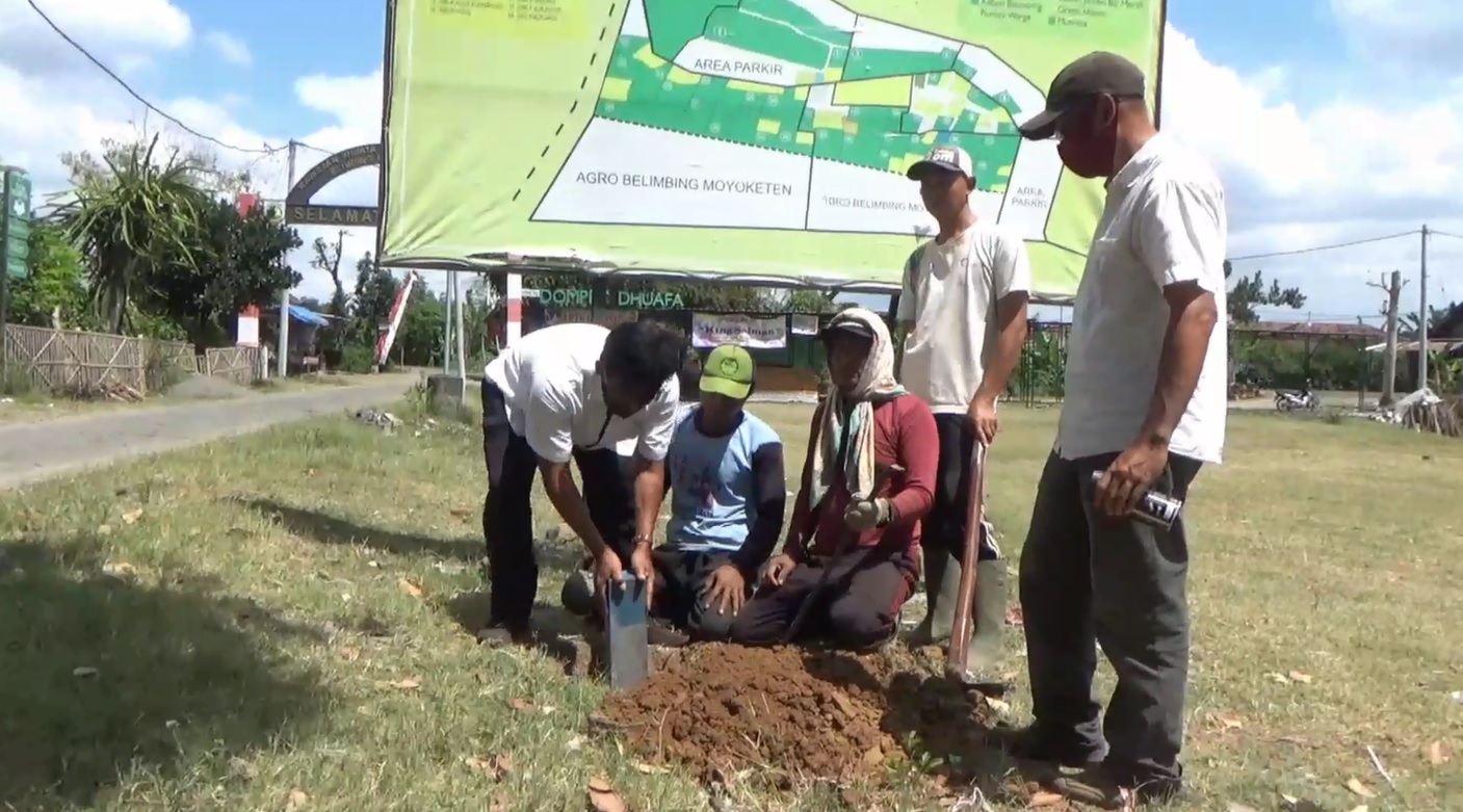 Sejumlah petugas dari Dinas Perumahan dan Kawasan Pemukiman (DPKP) memasang puluhan patok di tanah miliki Pemkab Tulungagung di sejumlah titik (Foto / Metro TV)