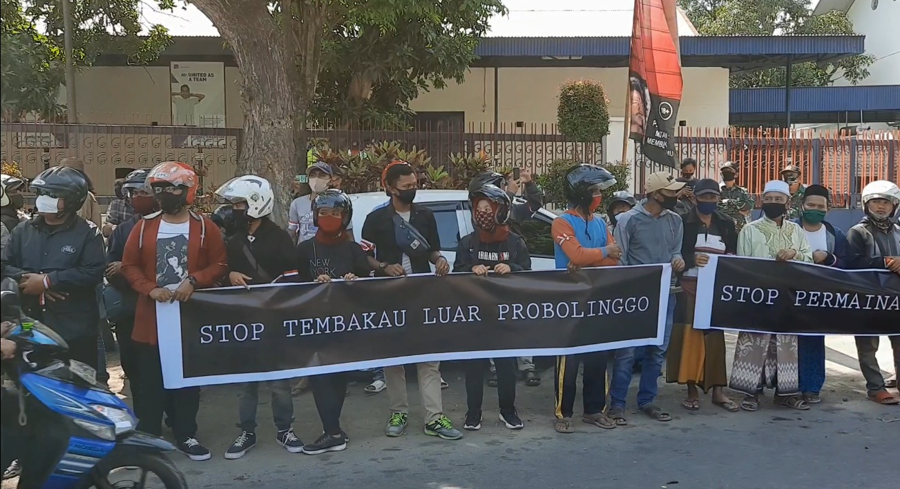 Mahasiswa dan petani tembakau Probolinggo menggelar demo di depan PT Gudang Garam (Foto / Metro TV)