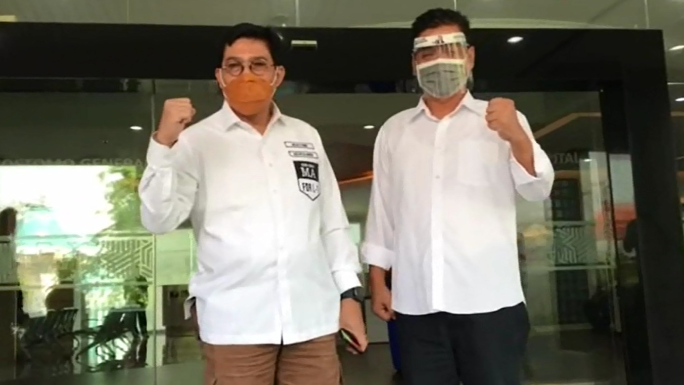 Bakal pasangan calon wali kota dan wakil wali kota Surabaya, Machfud dan Mujiaman kembali menjalani tes swab kedua di RSUD dr Soetomo Surabaya (Foto / Metro TV)