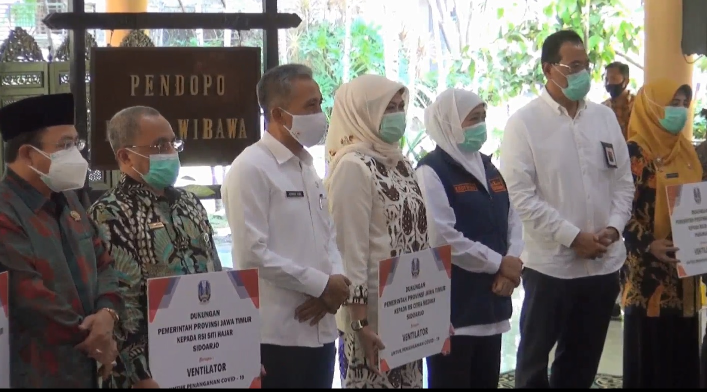 ubernur Jawa Timur, Khofifah Indar Parawansa menyerahkan bantuan 26 ventilator kepada 15 rumah sakit rujukan di 2 kabupaten dan 3 kota di Jatim (Foto / Metro TV)