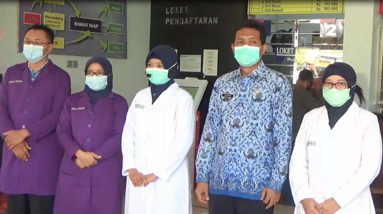 Tenaga medis dan paramedis RSUD  Dr Iskak Tulungagung memberikan penyuluhan di depan loket. (metrotv)