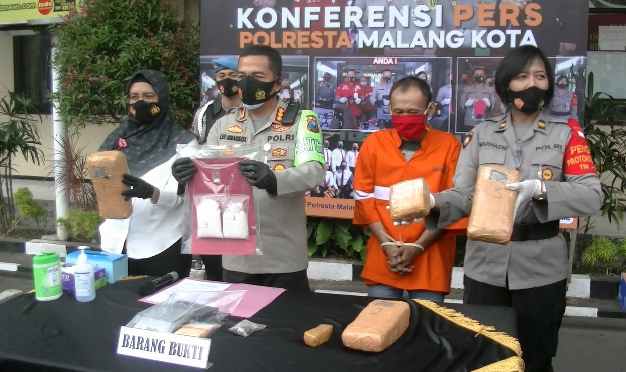 Kurir narkoba asal Kediri diringkus Satreskoba Polresta Malang Kota. (metrotv)