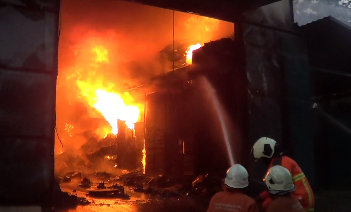 Kebakaran Gudang Mesin Jahit di Surabaya nyaris membuat petugas pemandam celaka. (metrotv)