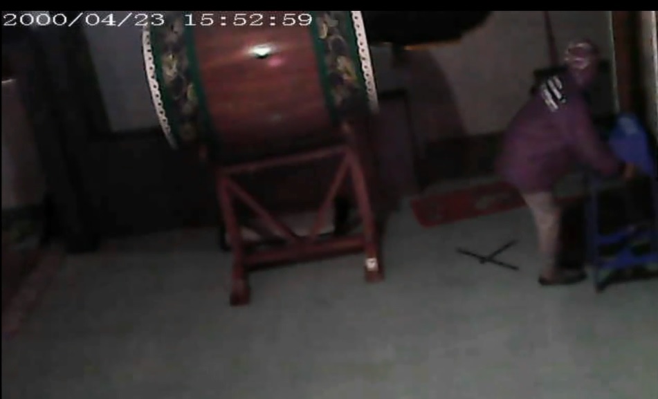 Aksi pencurian kotak amal terekam kamera CCTV